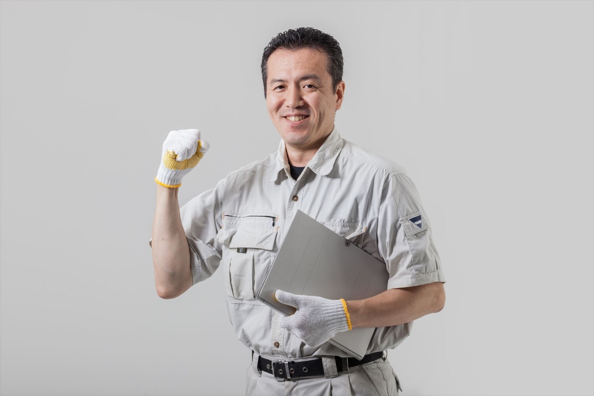 ポーズを決める作業服の男性